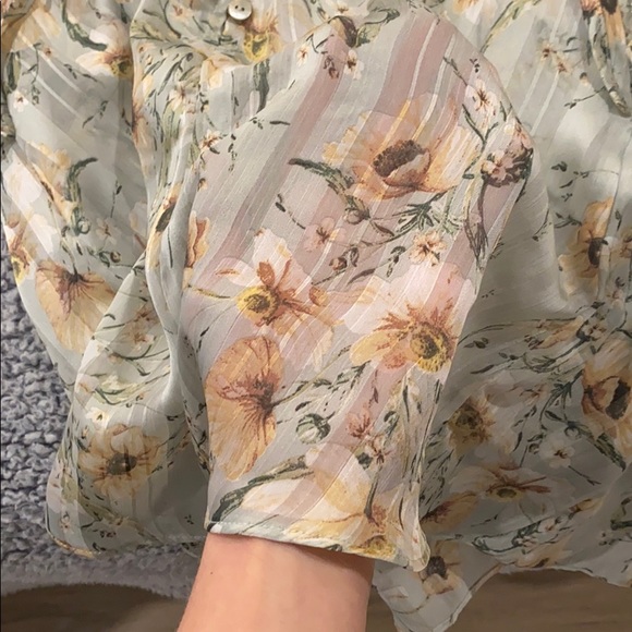 H & M flowy top - Picture 5 of 5